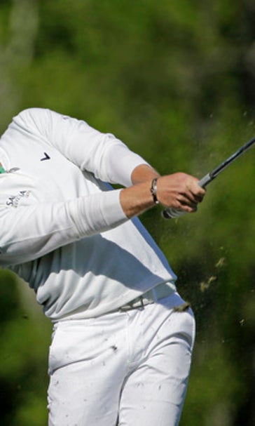 The Latest: Willett leading, shoots 67; Spieth surging back
